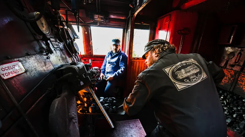 Přikládání uhlí v parní lokomotivě