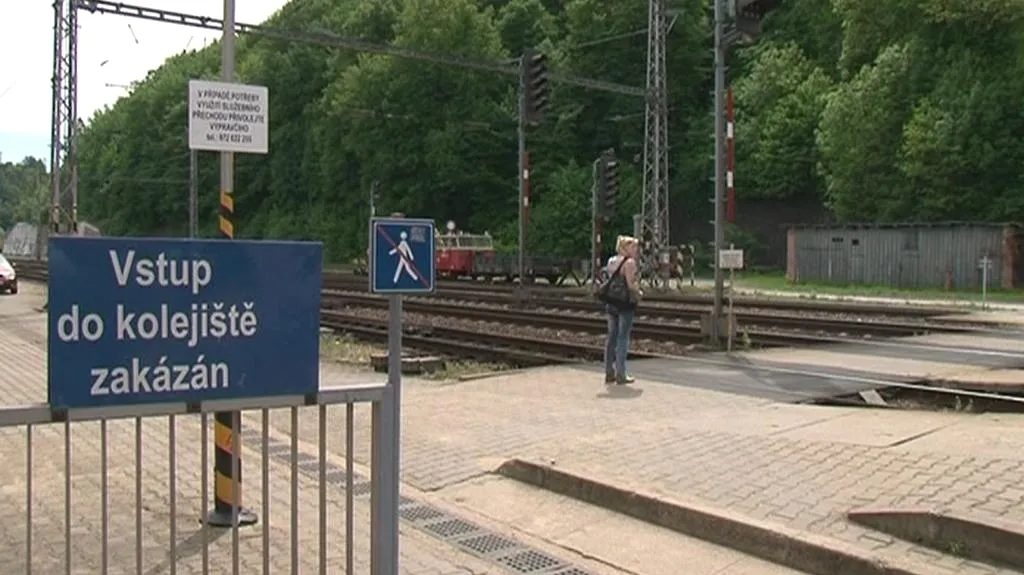 Lidé si v Blansku krátí cestu přes koleje