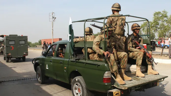 Pákistánská armáda posílá do oblastí postižených zemětřesením vojáky a techniku