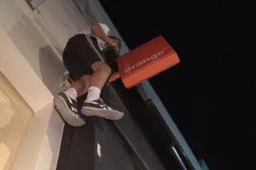 Ekologičtí aktivisté spouštějí noční guerillu. Vypouštějí pneumatiky a zhasínají ve výlohách