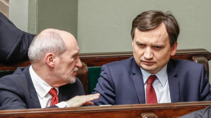 Polští ministři obrany Antoni Macierewicz (vlevo) a spravedlnosti Zbigniew Ziobro