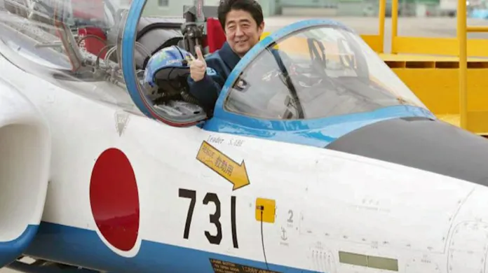 Japonský premiér Šinzó Abe v letadle s neblaze proslulým číslem 731