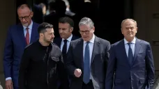 Volodymyr Zelenskyj, Keir Starmer, Emmanuel Macron, Friedrich Merz a Donald Tusk na setkání takzvané koalice ochotných v Kyjevě