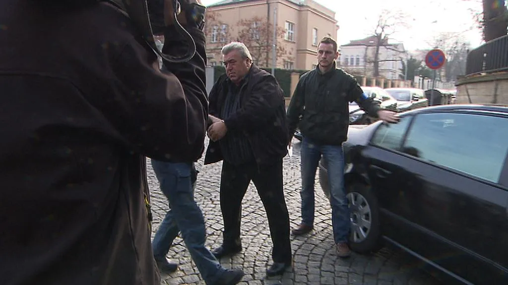 Muž, který údajně nabídl úplatek za propuštění syna z vazby