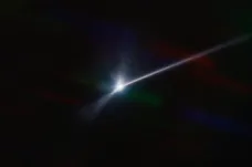 Měsíc asteroidu zasažený sondou DART vypadá jako kometa, uniká z něj hmota