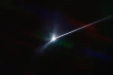 Měsíc asteroidu zasažený sondou DART vypadá jako kometa, uniká z něj hmota