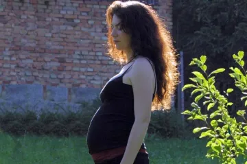 Kdo pomůže těhotné nezaměstnané ženě?