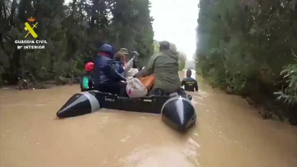 Španělští záchranáři pomohli lidem se psem uniknout před rozvodněnou řekou