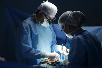 Shoda jen ve dvou případech. Ve studii o defibrilátorech se manipulovalo, píší SZ