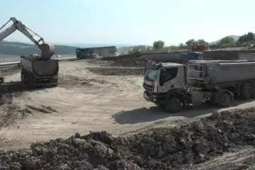 Silničáři preventivně rozebírají svah na D8