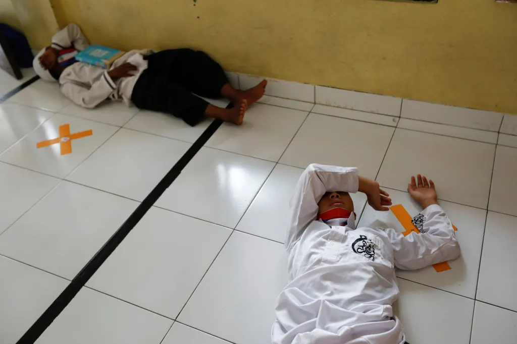 Muslimští studenti z internátní školy Daarul Qur'an Al Kautsar v indonéském Bogoru v provincii Západní Jáva studují Korán