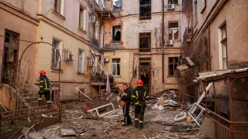 Ilustrační foto: obytný dům v Oděse po ruském útoku (27. dubna 2026)