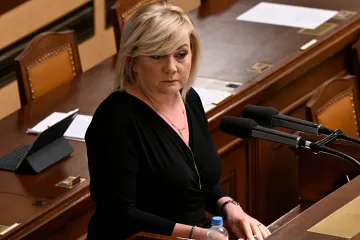 Sněmovna poslala do třetího čtení změny podpory uprchlíků. Opozice se hodiny snažila změnit program schůze