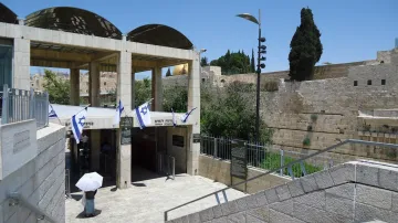 Jedna z přístupových bran ke Zdi nářků