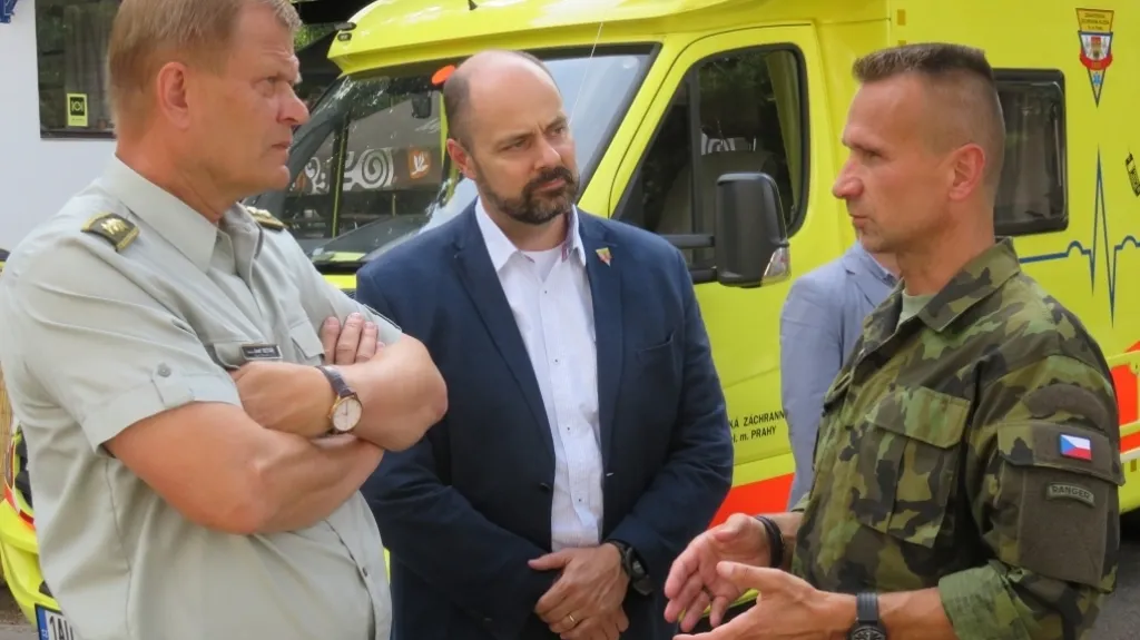 Ludvík Cimburek (vpravo) v rozhovoru s bývalým náčelníkem generálního štábu Josefem Bečvářem