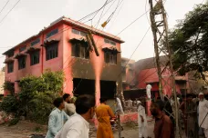 Dav muslimů zapálil několik kostelů v Pákistánu, ničil i domy křesťanů. Rozlítilo je údajné hanobení koránu