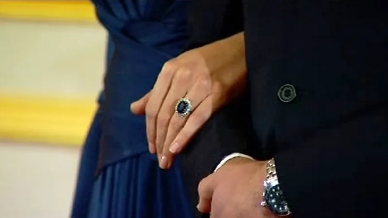 Kate Middletonová se zásnubním prstenem