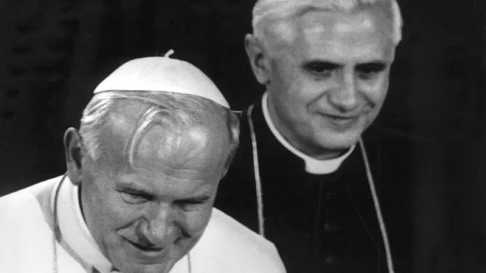 Papež Jan Pavel II. a jeho pozdější následovník papež Benedikt XVI. v roce 1980