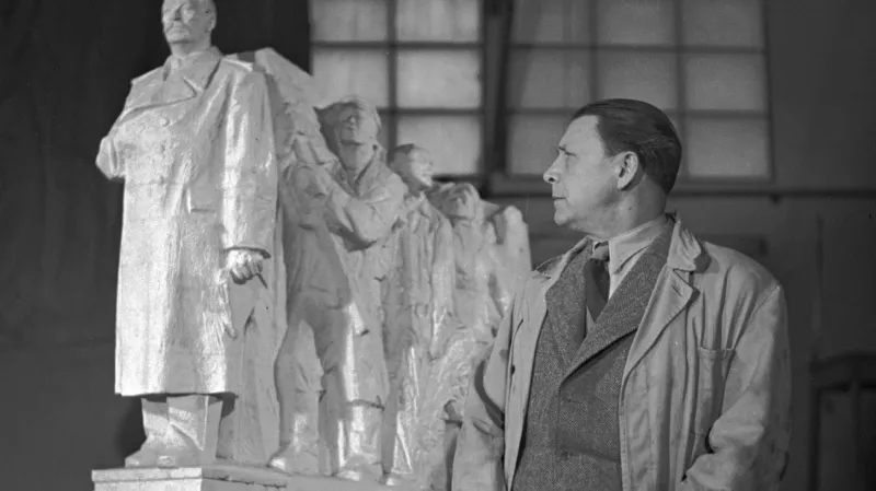 Otakar Švec u modelu Stalinova pomníku
