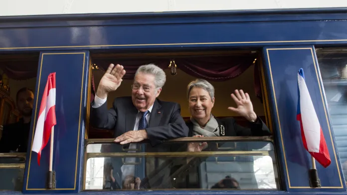 Heinz Fischer a jeho manželka Margit cestují vlakem státníků první republiky do Lán.