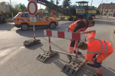 Oprava železničního přejezdu komplikuje dopravu na hlavním tahu z Českých Budějovic na Rakousko