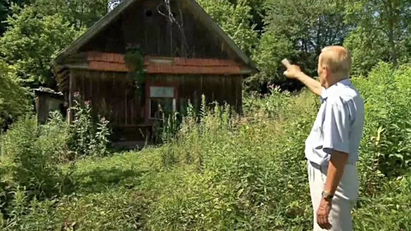 Czeslaw Polziec ukazuje místo, kde se ukrývala Gerstenova rodina