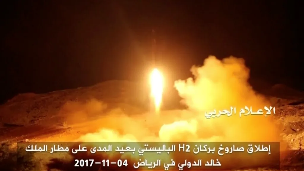 Záběr z propovstalecké televize, který údajně zachycuje odpálení rakety směrem k Rijádu