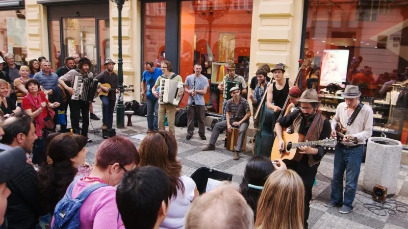 "Souboj" tří pouličních kapel v pražské Celetné ulici (zleva Praguematique, Der Šenster Gob, Les Poissons Voyageurs)