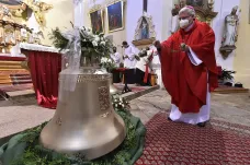 Svatý Václav i Jan Pavel II. v jednom kostele. V Novém Veselí vysvětil biskup dva nové zvony