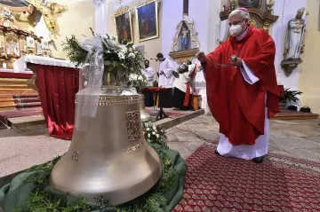 Svatý Václav i Jan Pavel II. v jednom kostele. V Novém Veselí vysvětil biskup dva nové zvony