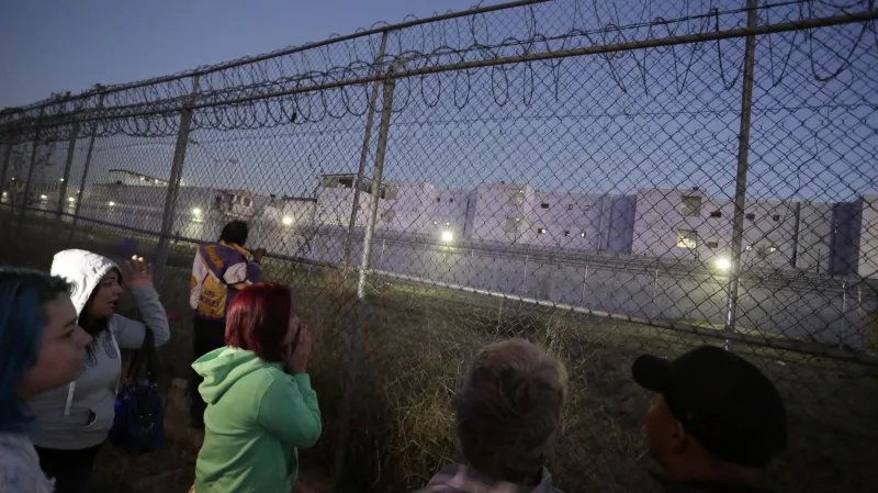 Příbuzní čekají před věznicí Topo Chico