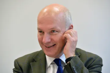 Před pár měsíci jej mnozí neznali. Přesto Fischer přeskočil i slavného textaře Horáčka