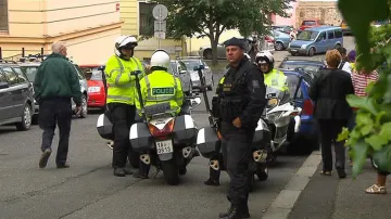 Policejní doprovod před litoměřickou věznicí