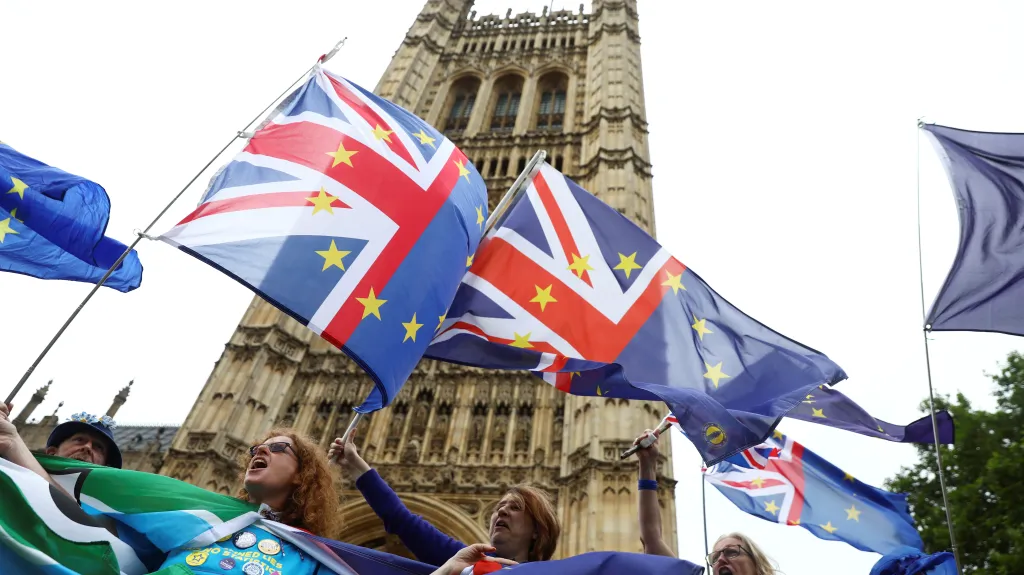 Demonstrace odpůrců brexitu před britským parlamentem