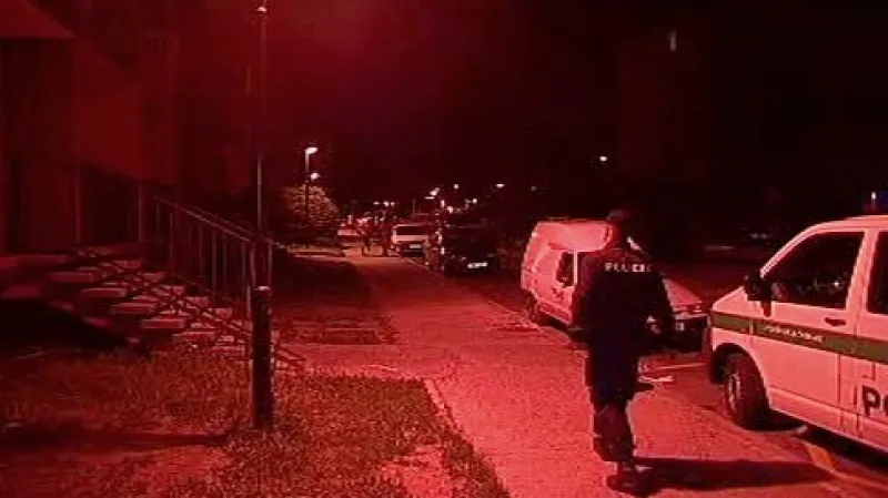 Policie okolí domu uzavřela