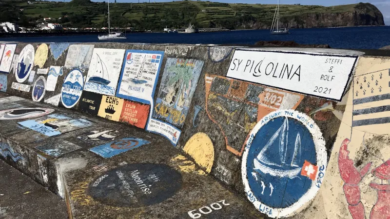 Pomalovaný přístav v Hortě na ostrově Faial
