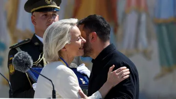 Předsedkyně Evropské komise Ursula von der Leyenová a ukrajinský prezident Volodymyr Zelenskyj v Kyjevě (15. července 2026)