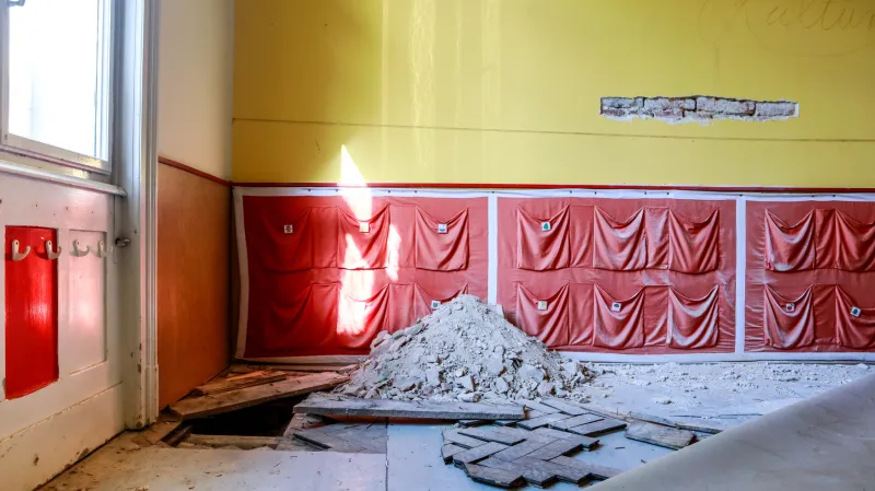 Ve vile do roku 2013 fungovala školka, od té doby je prázdná a chátrá