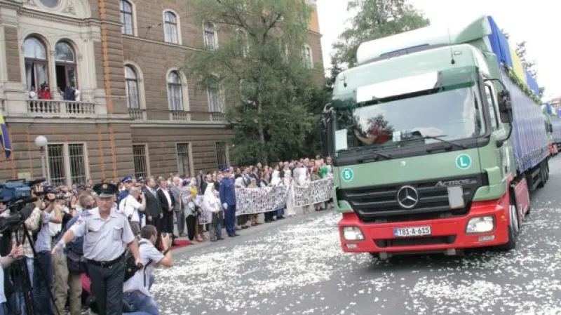 Bosňáci si připomínají 18. výročí masakru v Srebrenici