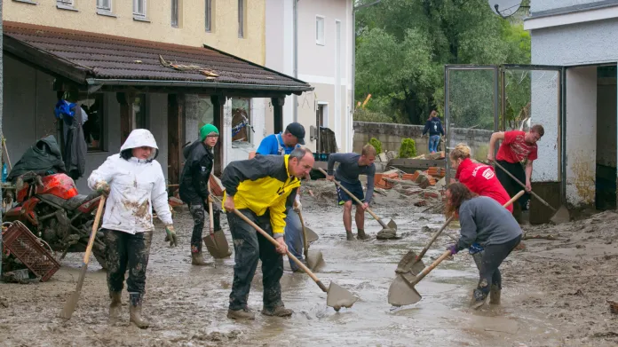 Obyvatelé Simbachu odklízejí bahno