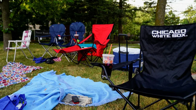 Věci zanechané podél trasy plánovaného průvodu