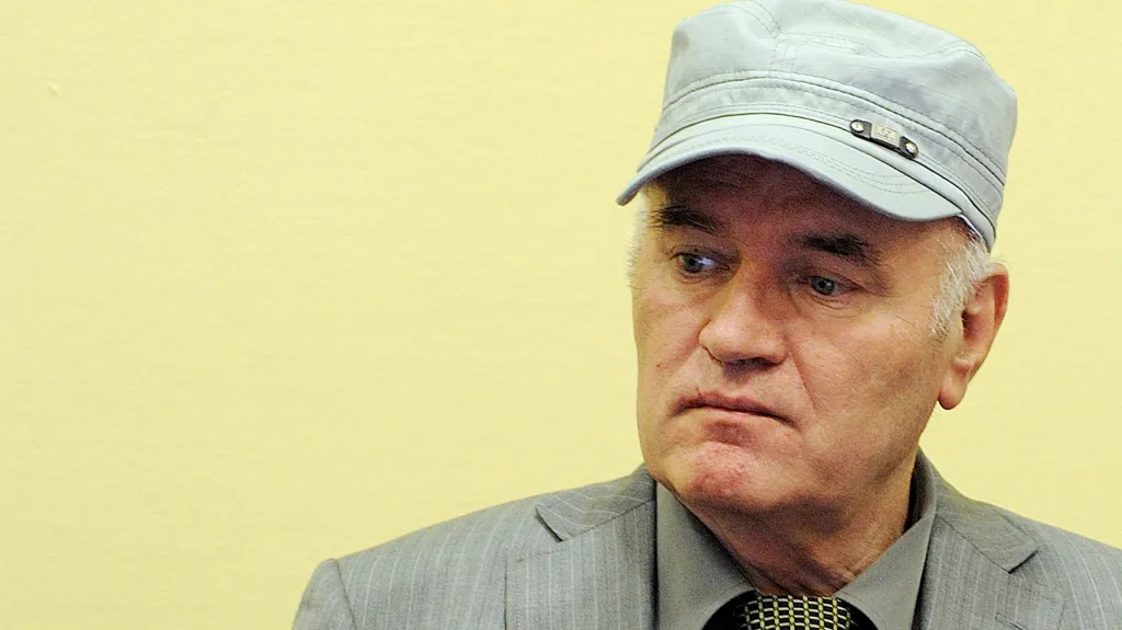 Ratko Mladić před tribunálem v Haagu