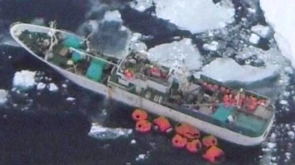 Loď Sparta uvězněná na Antarktidě