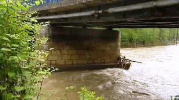 Most přes Ostravici poškozený povodněmi