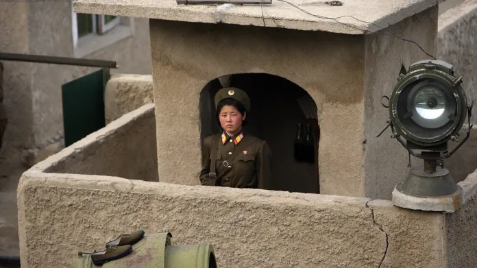Provincie Severní Pjongjan, Severní Korea 2007.Každá nádražní budova v KLDR je hlídaná armádou. Obyvatelé se tu rozdělují do 51 kategorií podle věrnosti režimu.