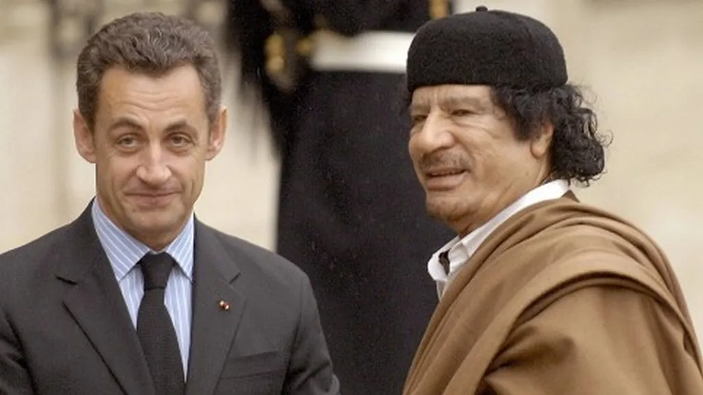 Sarkozy a Kaddáfí v Paříži