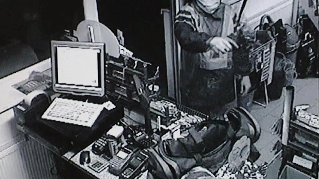 Muž s maketou pistole