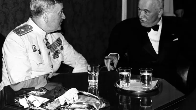 Československý prezident Edvard Beneš a Alexandr Vasiljevič Alexandrov. Soubor koncertoval v Praze v červnu 1946