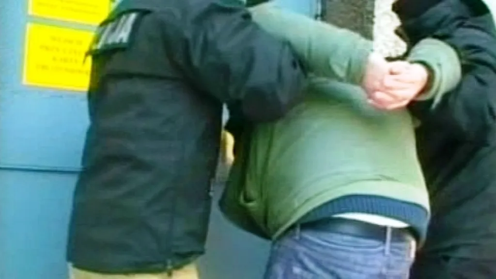 Polská policie zatýká jednoho ze zlodějů nápisu Arbeit macht frei