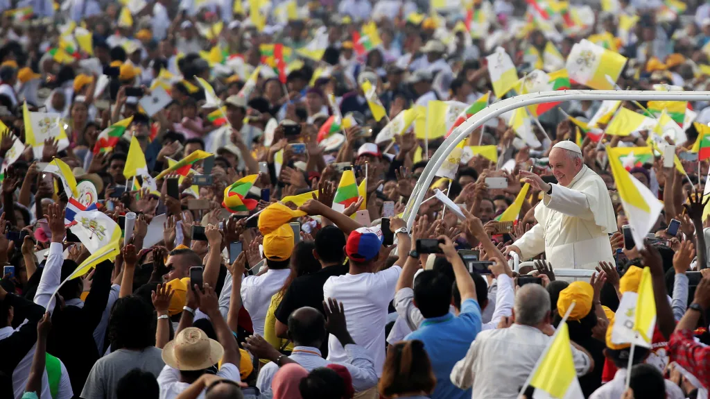 Papeže před mší v Myanmaru vítaly davy